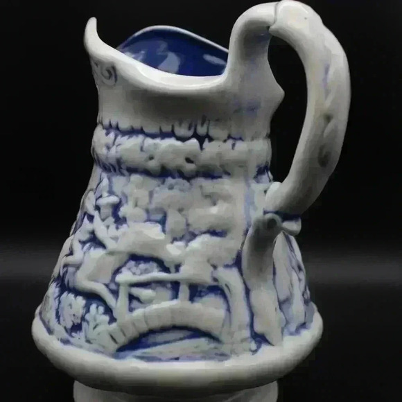 🔴💙✨️VINTAGE SIGNED CERAMIC POTTERY PITCHER JUG BLUE WASHED/RELIEF TAVERN SCENE - Picture 4 of 9